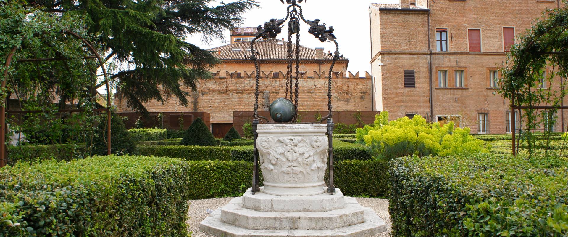 Palazzo Costabili detto di Ludovico il Moro - Pozzo del giardino photo by Andrea Comisi